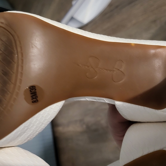 Elegant White Stilettos - Picture 7 of 9